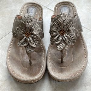 Clark Artisan Latin Palm thong sandal 9.5 platinum